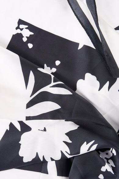Zwarte Access® sjaal, zwart-wit abstract bloemenpatroon, met zoom en geplisseerde textuur.