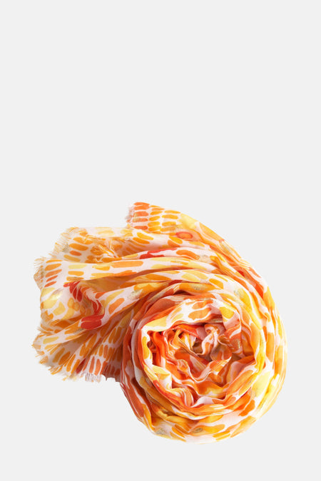 Foulard orange Access® avec motif abstrait en dégradé de couleurs chaudes, enroulé sur lui-même et franges.