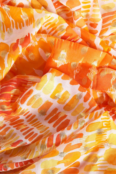 Foulard orange Access® aux motifs abstraits et détails dorés, présentant une texture plissée.
