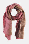 Foulard Access® rouge rosé et brun à motifs, présenté noué