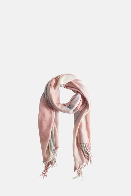 Roze Access® sjaal met meerkleurige strepen en decoratieve franjes.