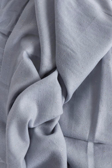 Lichtblauwe Access® sjaal met subtiele glinsterende stippen en een delicate textuur.