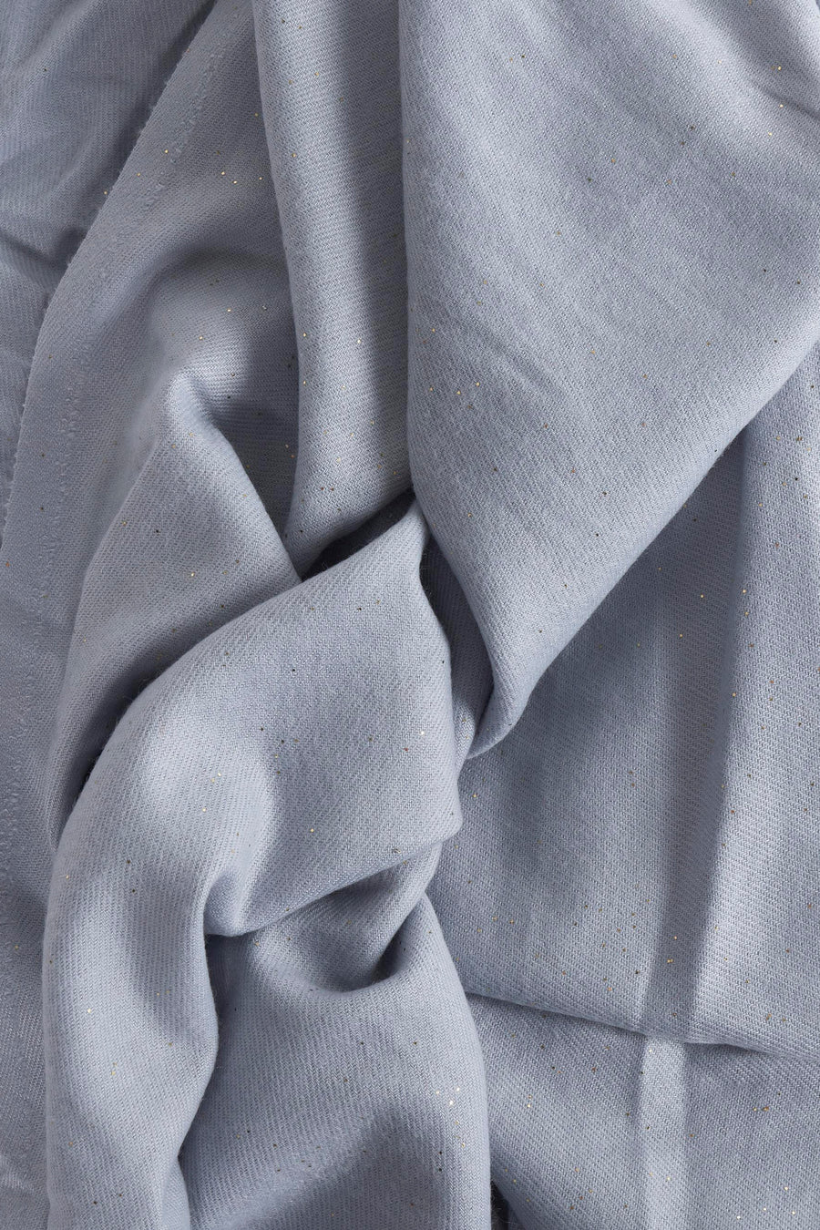 Lichtblauwe Access® sjaal met subtiele glinsterende stippen en een delicate textuur.