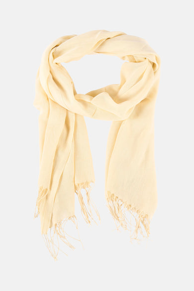 Foulard jaune de Access®, en tissu léger avec des franges délicates sur les bords.