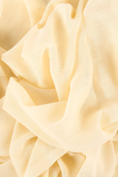 Foulard jaune de Access®, texture froissée et légère, ton pastel et aspect aérien.