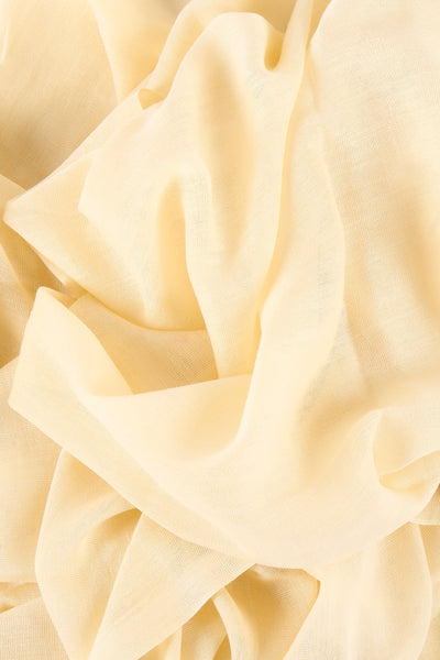 Foulard jaune de Access®, texture froissée et légère, ton pastel et aspect aérien.