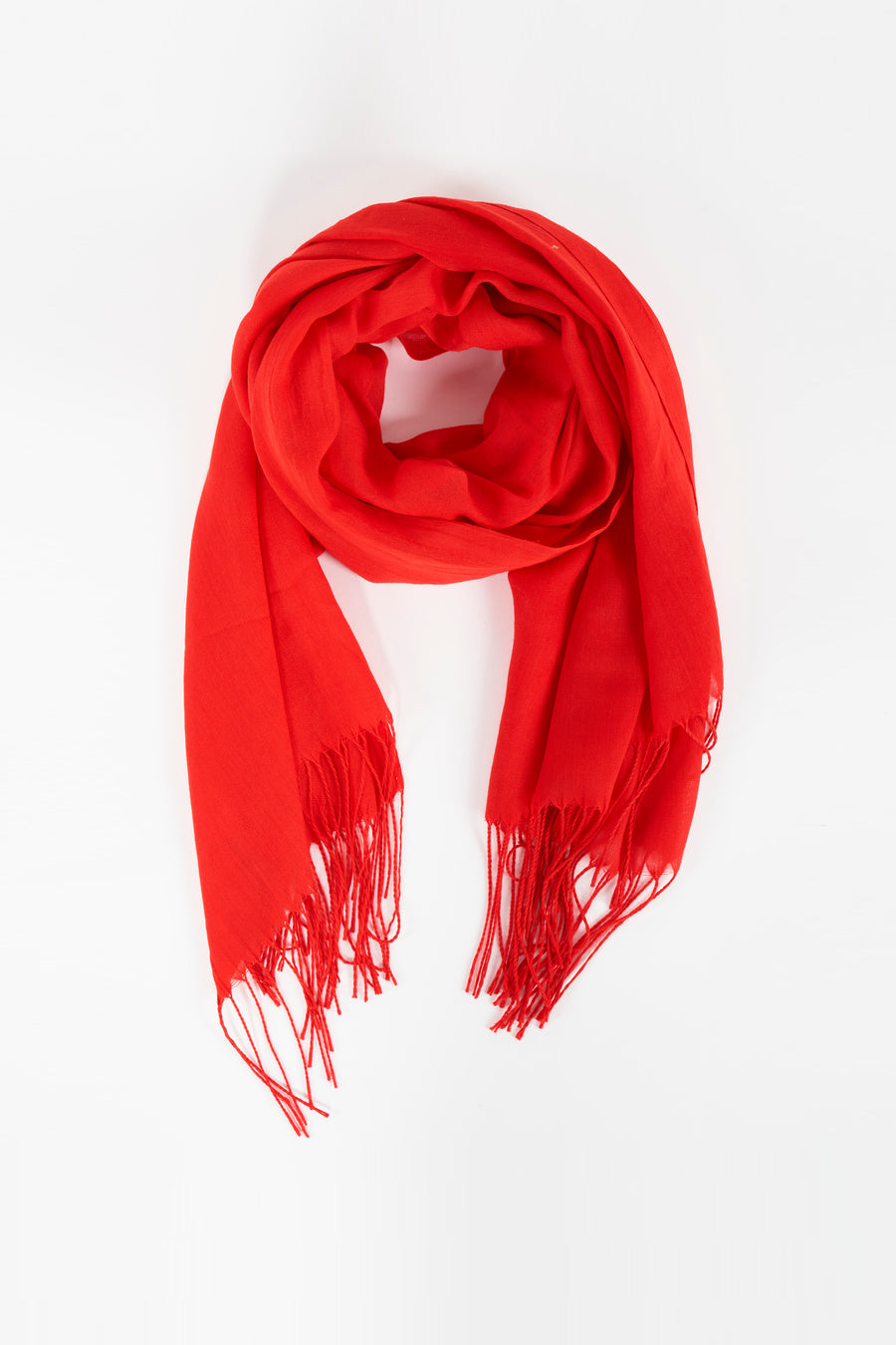 Foulard rouge Access® à franges, disposé sur un fond blanc.