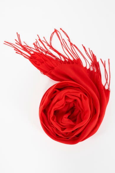 Foulard rouge de Access®, enroulé en forme de rose, avec des franges sur le dessus.
