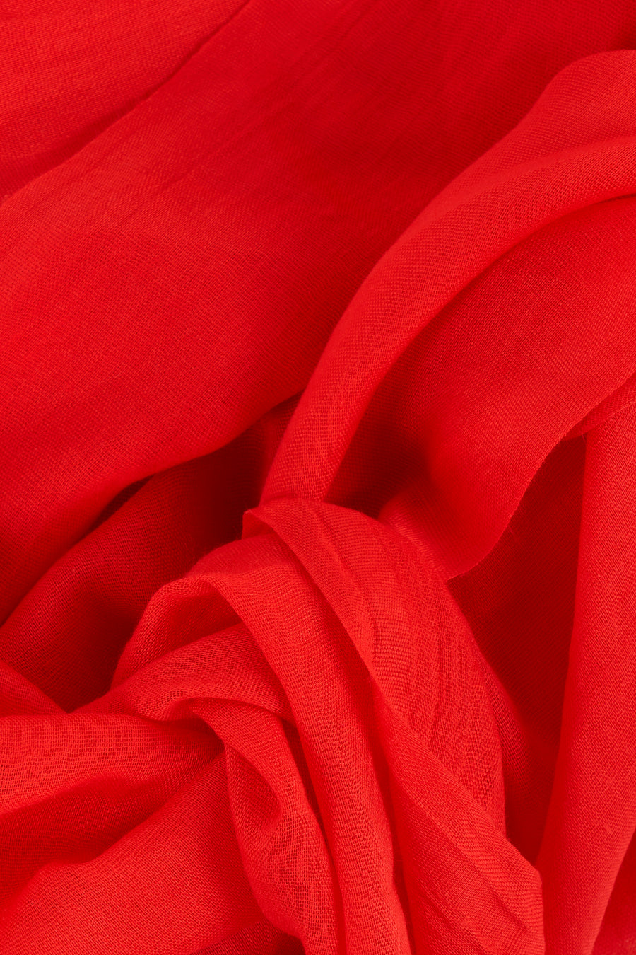 Foulard rouge de Access®, en tissu drapé présentant une texture légèrement froissée.
