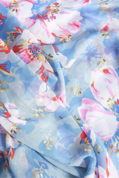 Blauwe sjaal van Access® met aquarel bloemenpatroon en glinsterende gouden details.