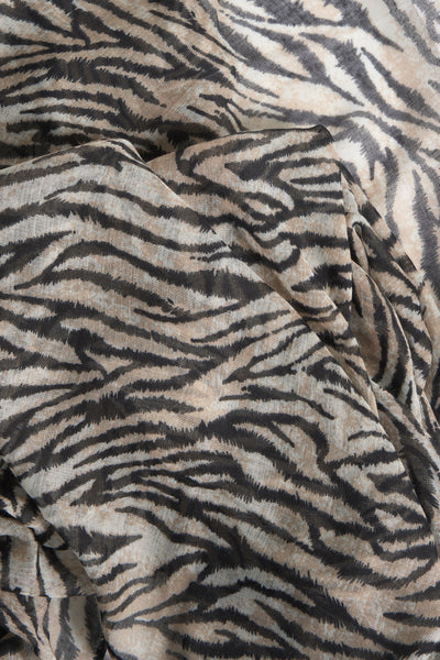 Foulard noir par Access® avec motif zébré beige et noir, texture froissée.