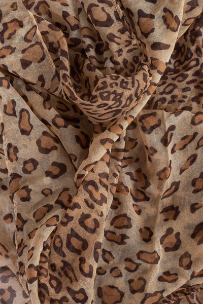 Beige sjaal met luipaardprint van Access®, in getextureerde stof met artistieke plooien.