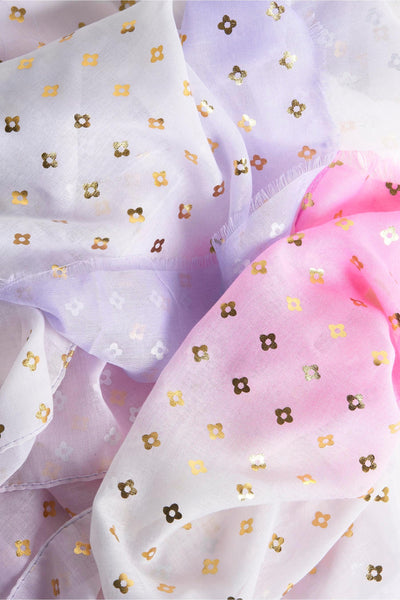Foulard rose et lavande à motif floral doré par Access®, tissu léger et texturé.