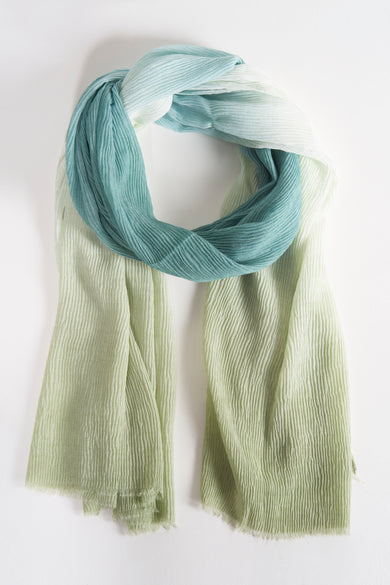 Foulard vert Access® avec texture plissée et dégradé de couleurs, noué sur fond blanc.
