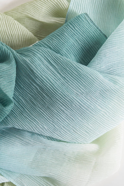 Foulard vert par Access®, texture plissée avec un dégradé de couleurs vert clair à turquoise.