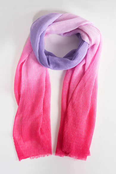 Roze Access® sjaal, van geplooid textiel met kleurnuances en een gekreukte look.