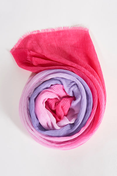 Roze Access® sjaal met kleurverloop van felroze naar lila en een geplooide textuur.
