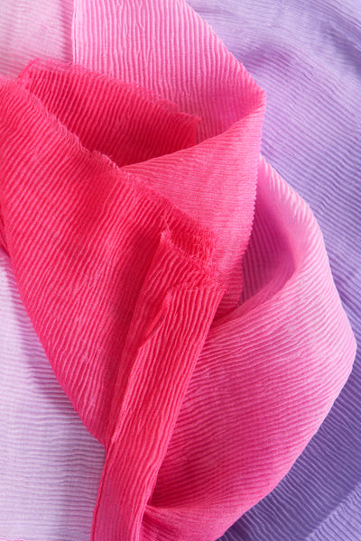 Foulard rose Access®, en tissu texturé plissé, avec des nuances de couleurs et un aspect froissé.