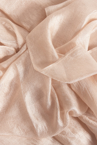 Foulard beige en tissu brillant de Access®, présentant des plis artistiques et une texture délicate.
