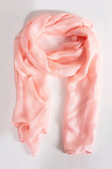Foulard rose Access®, en tissu fin et léger, drapé sur fond uni.
