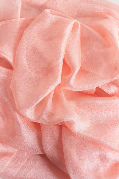 Foulard rose d'Access®, en tissu léger et délicat, avec des plis et des reflets satinés.
