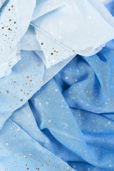 Foulard bleu en tissu texturé par Access®, avec des motifs à pois dorés et argentés, style froissé.