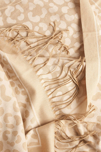Ecru Access® sjaal, met beige luipaardprint en decoratieve draadfranjes.
