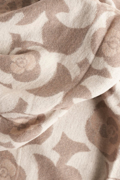 Beige sjaal van zachte stof van Access® met een toon-op-toon bloemenpatroon en een licht gekreukte textuur.
