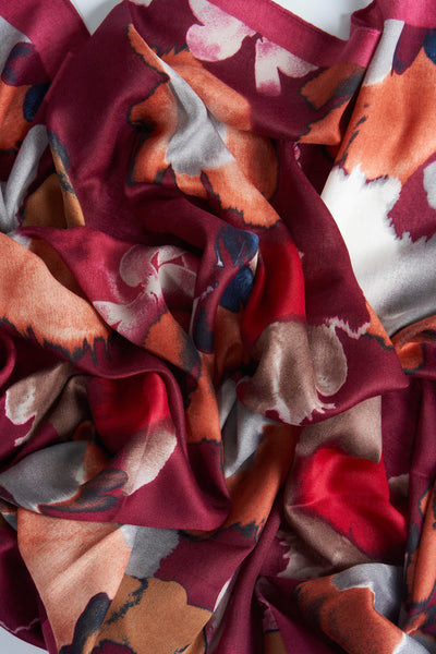 Rode sjaal van Access® met een abstract bloemenpatroon in de kleuren bordeauxrood, oranje en grijs.