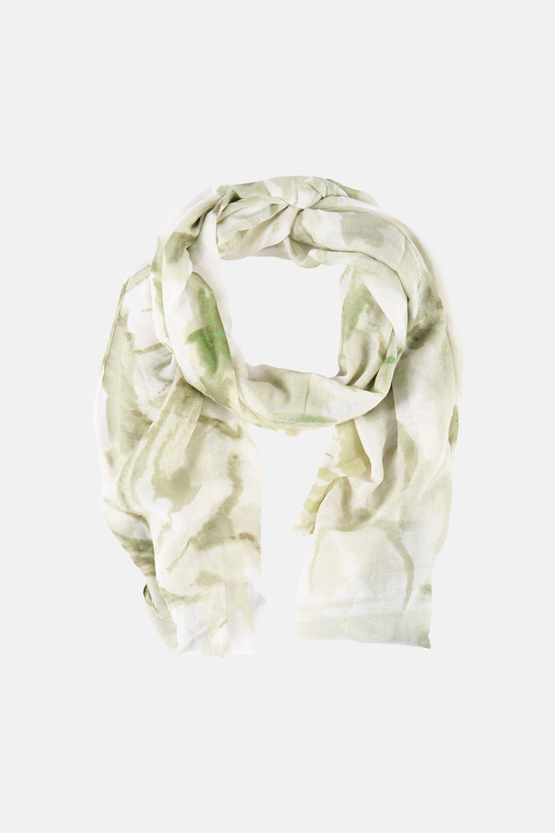 Groene sjaal van Access® voile, met tie-dye patroon in zachte tinten, geknoopt.