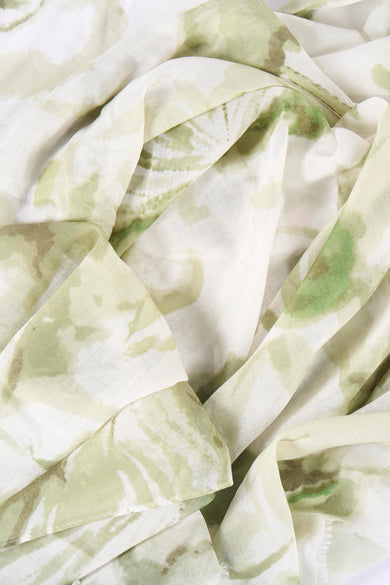 Groene Access® sjaal met abstract patroon in groen- en wittinten, crêpestof.