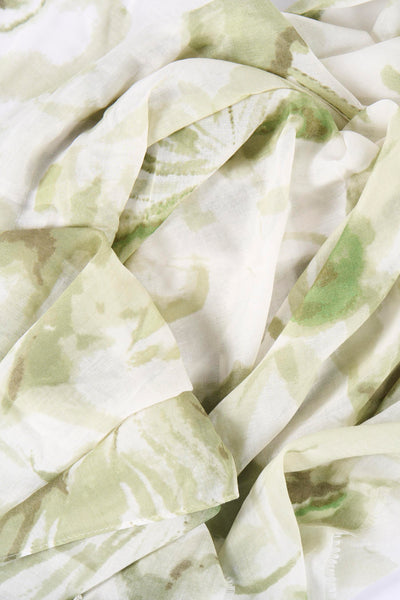 Groene Access® sjaal met abstract patroon in groen- en wittinten, crêpestof.