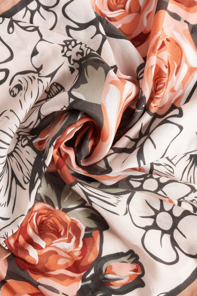 Foulard multicolore d'Access®, à motif floral et détails de texture froissée.
