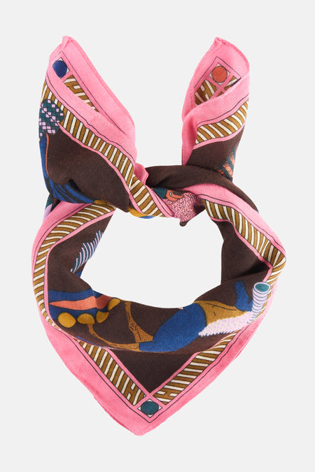 Foulard brun à motifs multicolores Access®, présenté noué en boucle.