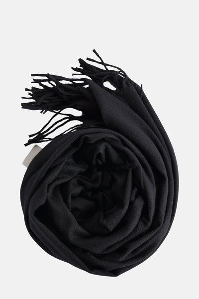 Foulard noir par Access®, enroulé avec des franges visibles.