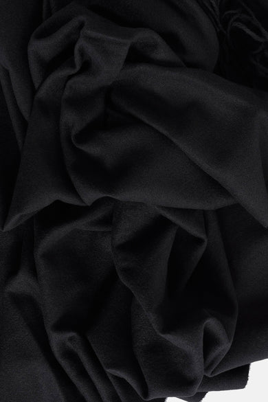 Foulard noir de Access®, texture plissée avec effet drapé et détails de franges.