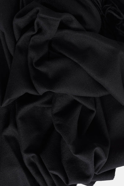 Foulard noir de Access®, texture plissée avec effet drapé et détails de franges.