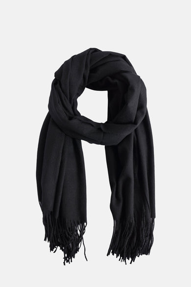 Foulard noir de Access® avec longues franges décoratives et texture douce.