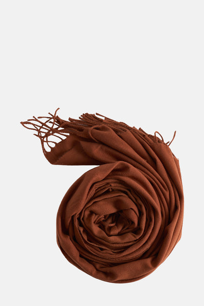 Foulard brun Access®, enroulé avec des franges décoratives.
