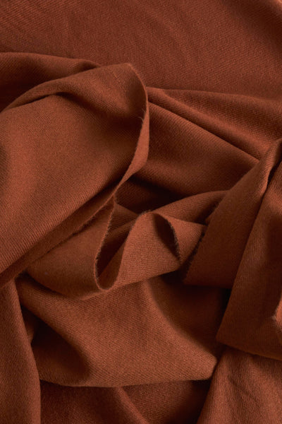 Foulard brun Access® avec une texture plissée et drapée, présentant des plis profonds.
