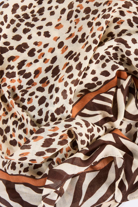 Écharpe Access® à motifs animaliers et rayures dans les tons brun, écru et orange.