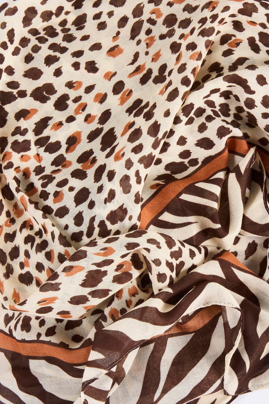 Écharpe Access® à motifs animaliers et rayures dans les tons brun, écru et orange.