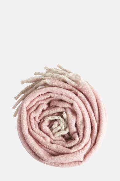 Écharpe rose Access® avec franges claires, enroulée sur elle-même et présentée sur fond blanc.