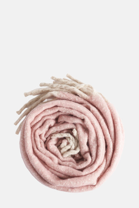Roze Access® sjaal met lichte franjes, opgerold en gepresenteerd op een witte achtergrond.