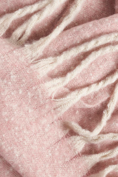 Écharpe rose en tricot de Access® avec des rayures texturées blanches.
