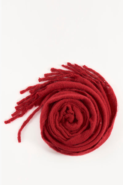 Écharpe rouge d'Access®, enroulée en spirale avec des franges épaisses.