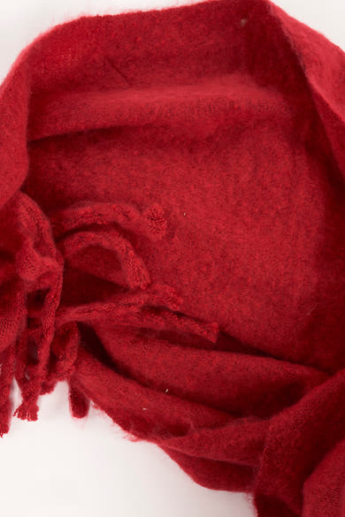 Écharpe rouge en laine par Access® avec des franges décoratives, texturée et douce.
