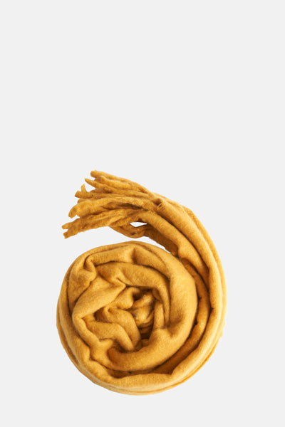 Écharpe jaune de Access®, enroulée sur elle-même avec des franges apparentes, sur fond uni.
