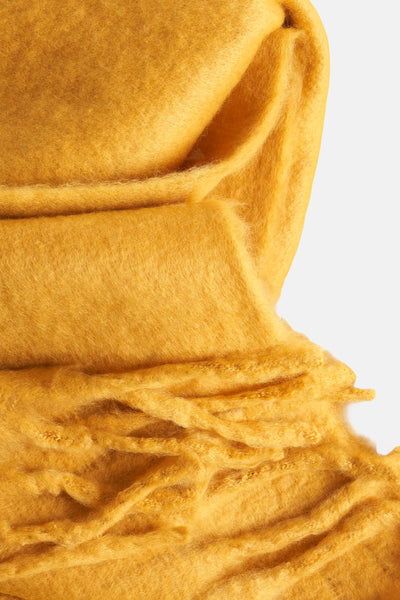 Écharpe jaune moutarde Access® avec une texture douce et franges décoratives.