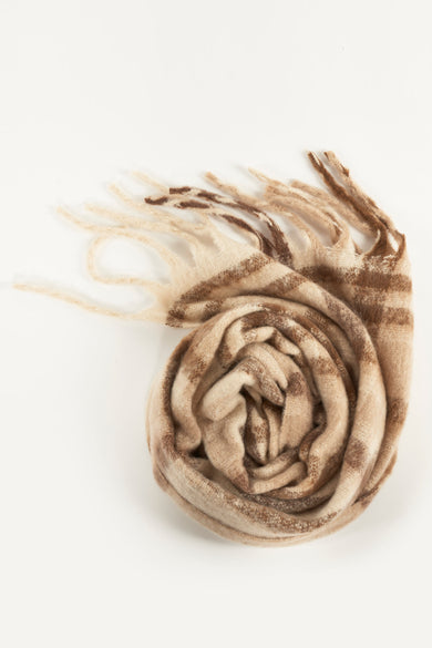 Écharpe marron enroulée par Access®, à rayures, avec franges décoratives, sur un fond blanc.
